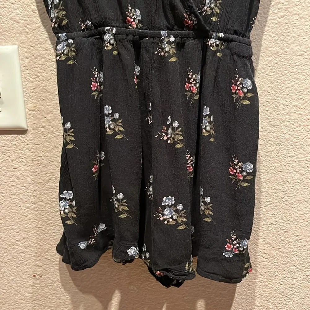 American Eagle Women’s Black Floral Viscose Romper Size Small Long - Image 4