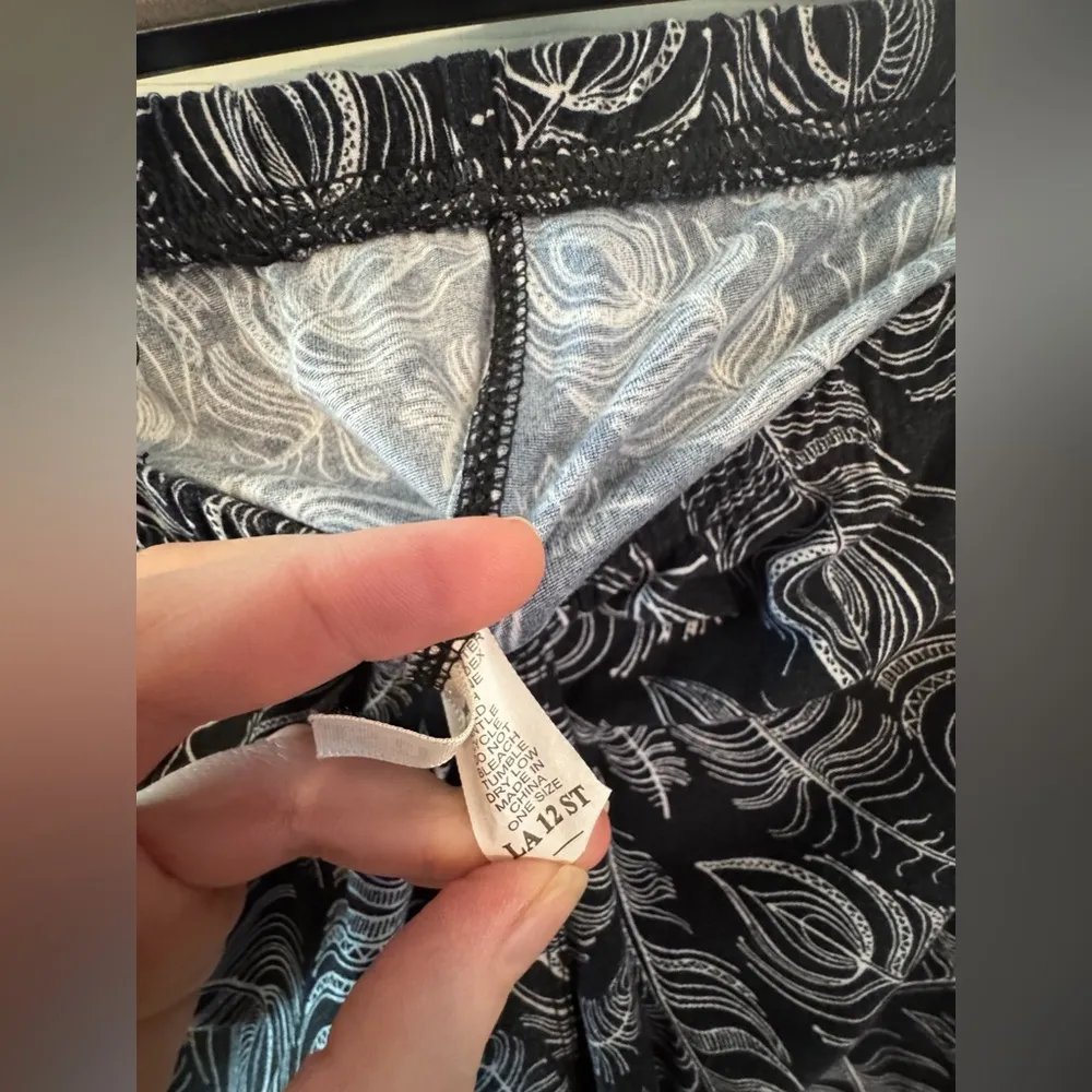 Black leggings with white peacock feathers, size S - Image 4