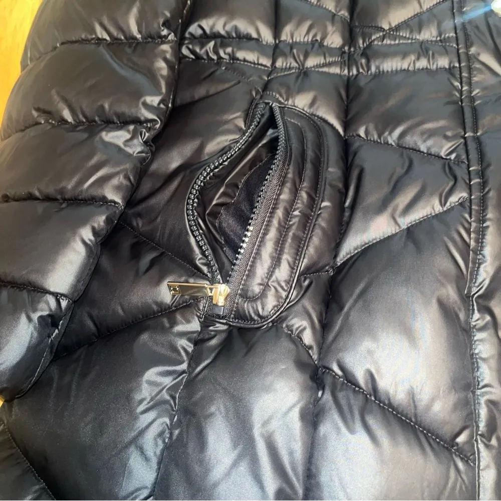 black quilted long sleeve hooded maxi puffer coat, size medium - Image 7