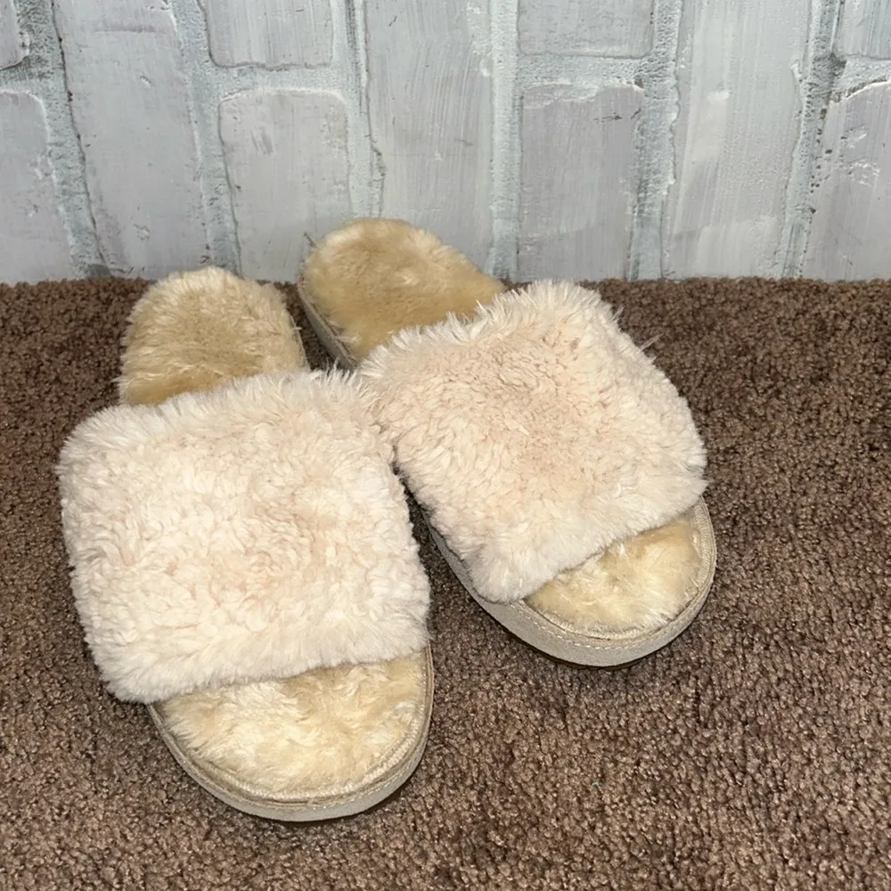 Minnetonka Indoor/Outdoor Cream Cozy Fur Cushioned Slide Slippers - Image 3