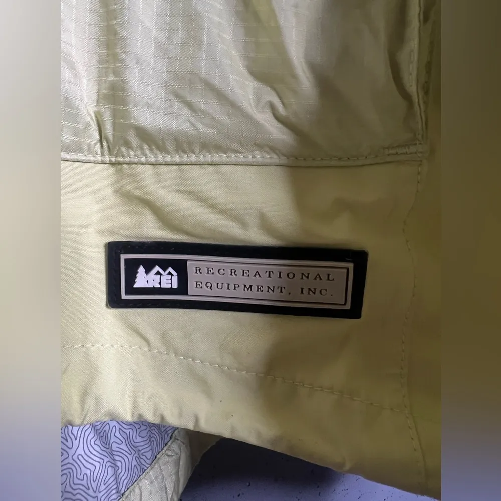 REI Recreational Equipment Women’s Rain Jacket in Yellow/Green. Size XL Gray - Image 10