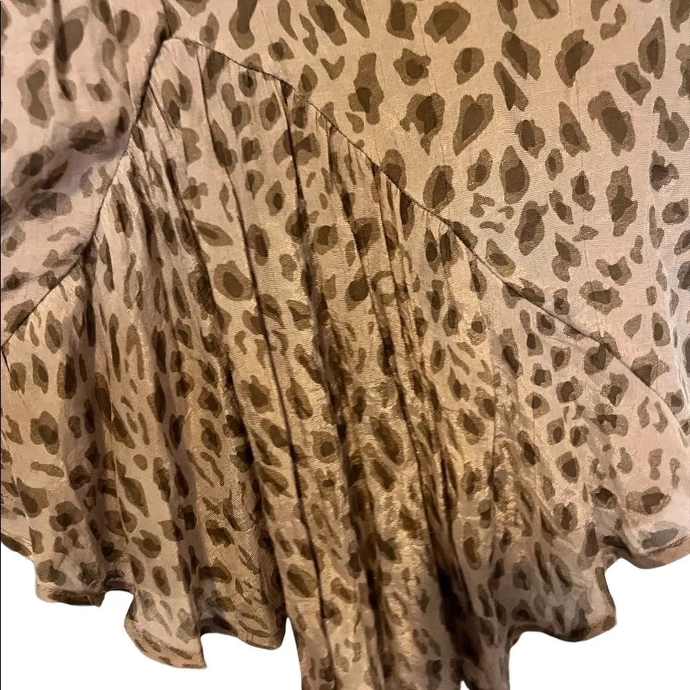 Cecico beige and brown animal print flowy sleeveless blouse size medium - Image 2