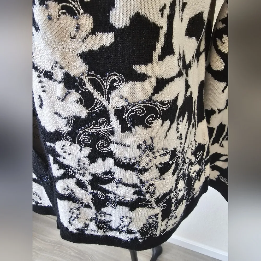 Amber Sun Flower Black And White Beaded Cardigan Sweater Cardigan sz M Size M - Image 3