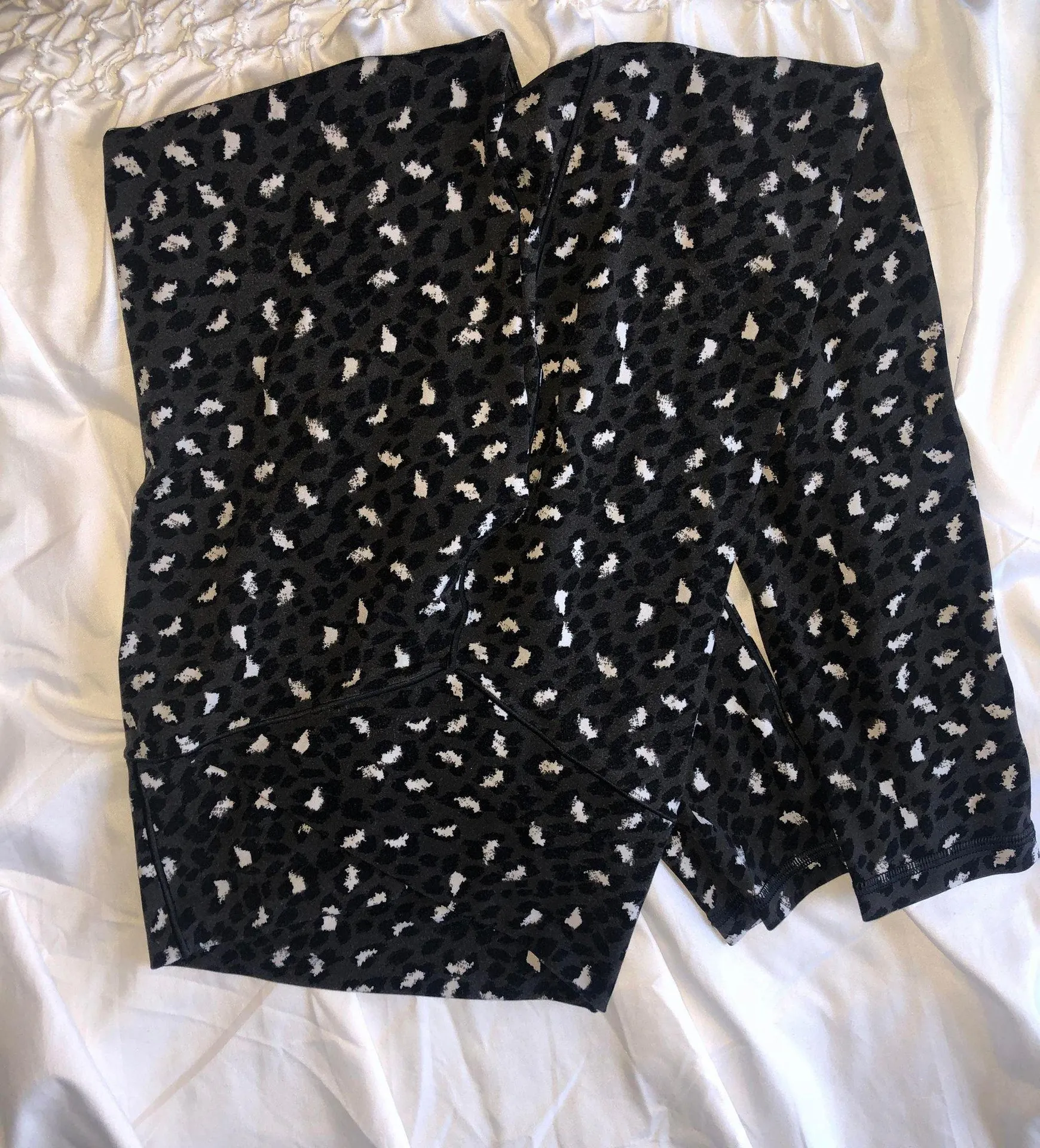 dark grey cheetah crossover v leggings - Image 2