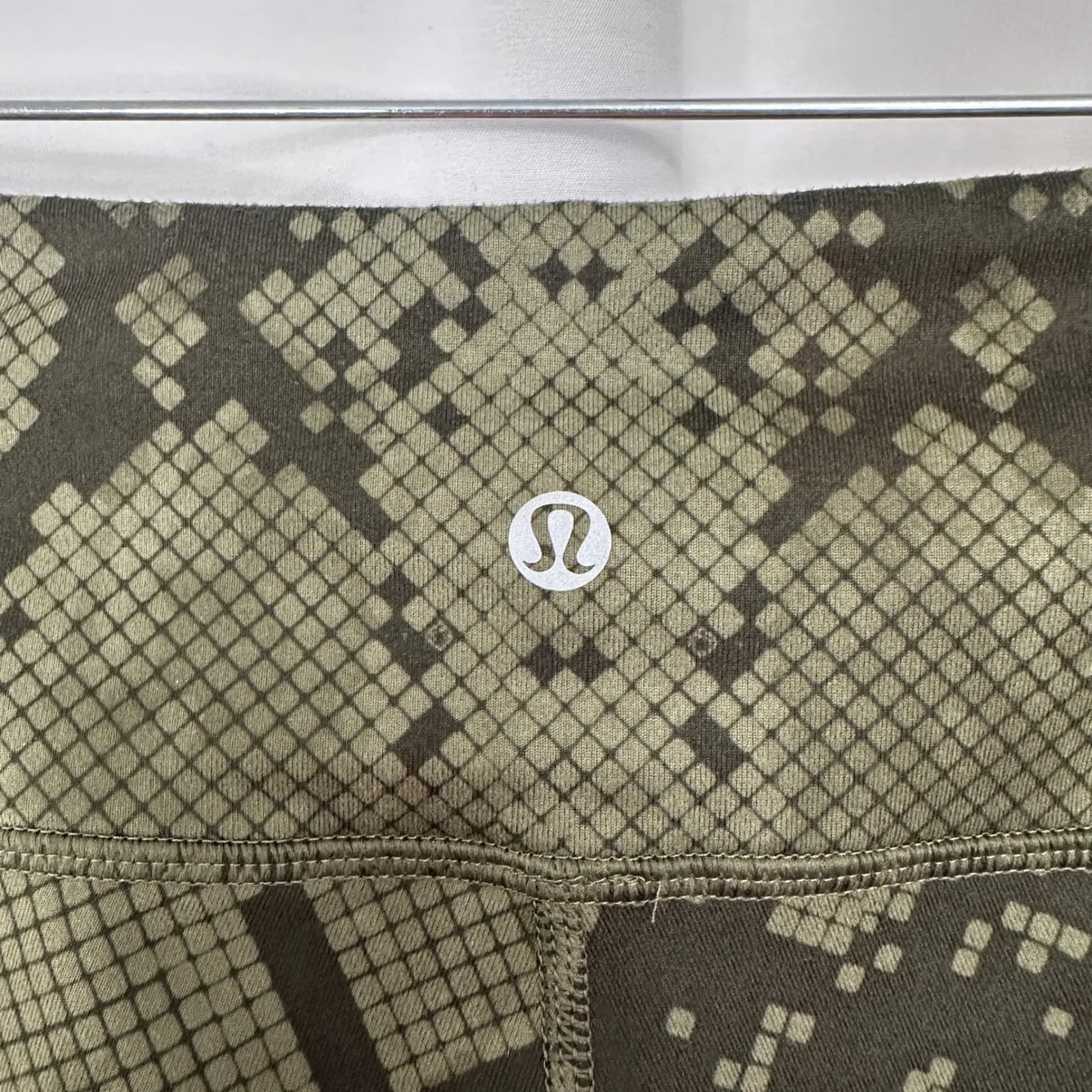 Lululemon Ziggy Snake Fatigue Green Army Gator‎ Crop Leggings Women's Size 6 - Image 7