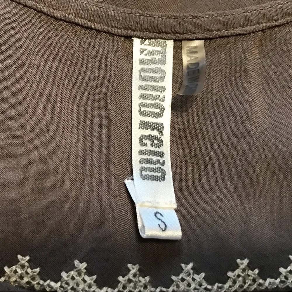 MONORENO EMBROIDERED HI-LO LIGHTWEIGHT SMOCK TOP  TAUPE SZ SMALL 100% RAYON - Image 8