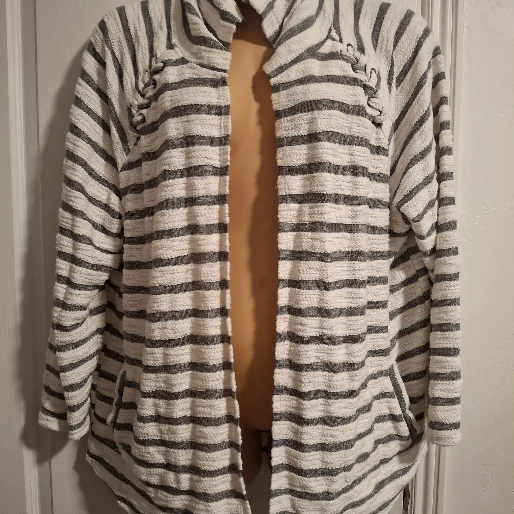 Maurices Sz 2  Striped Gray and White Women's Sweater - Image 3