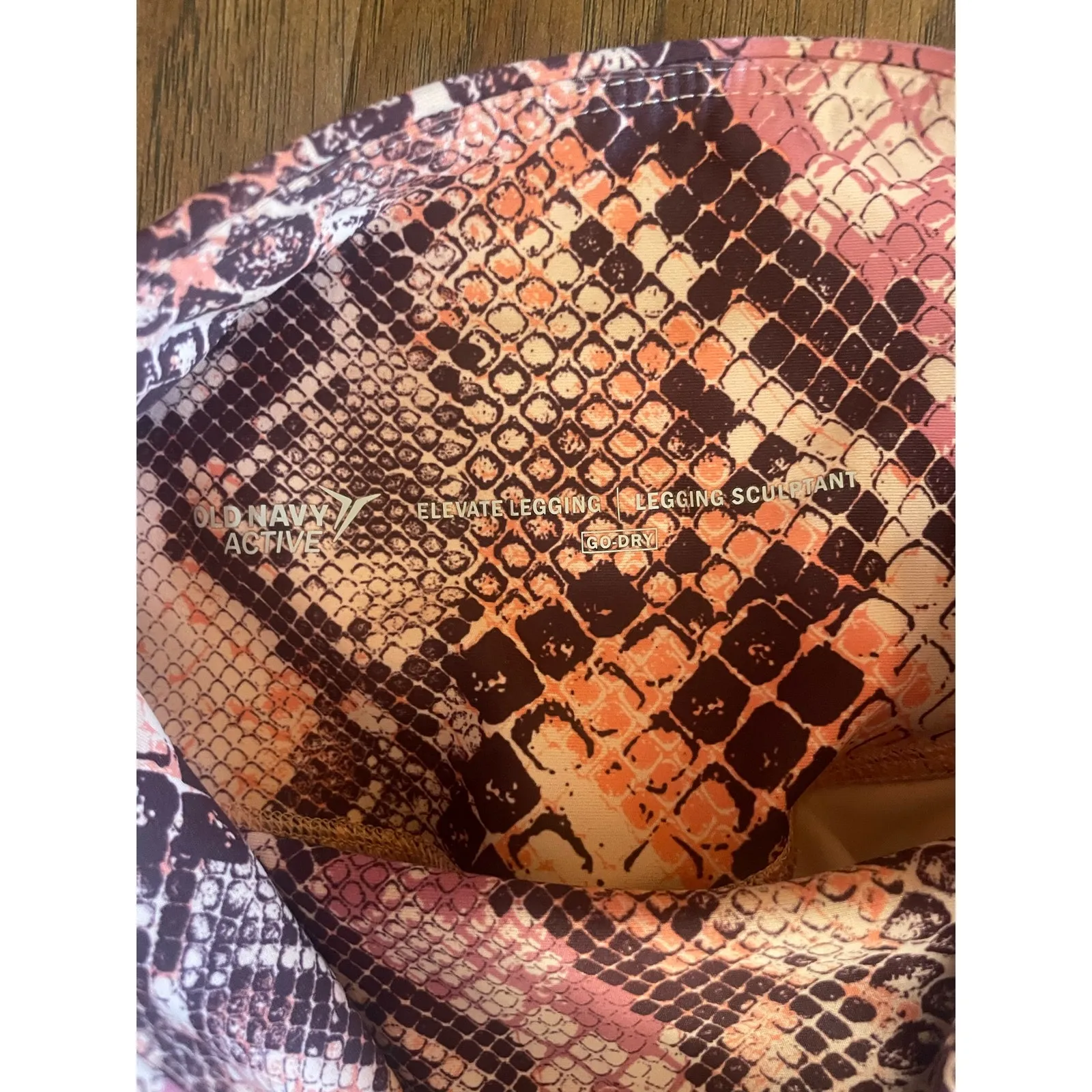 OLD NAVY Active Elevate Go-Dry Leggings in Snake Print XS - Image 3