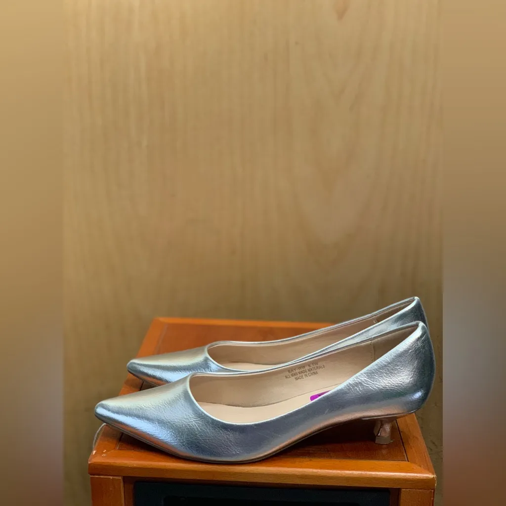 Cushionaire Elegant Silver Women's Kitten Heels.     Size-8.5 Wide - Image 4