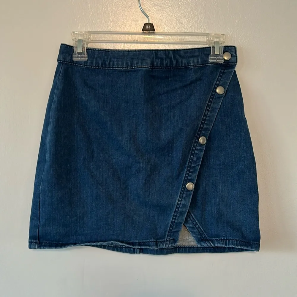 Free People Women's Blue Notched Front Wrap Button Denim Mini Skirt Sz 6 - Image 5