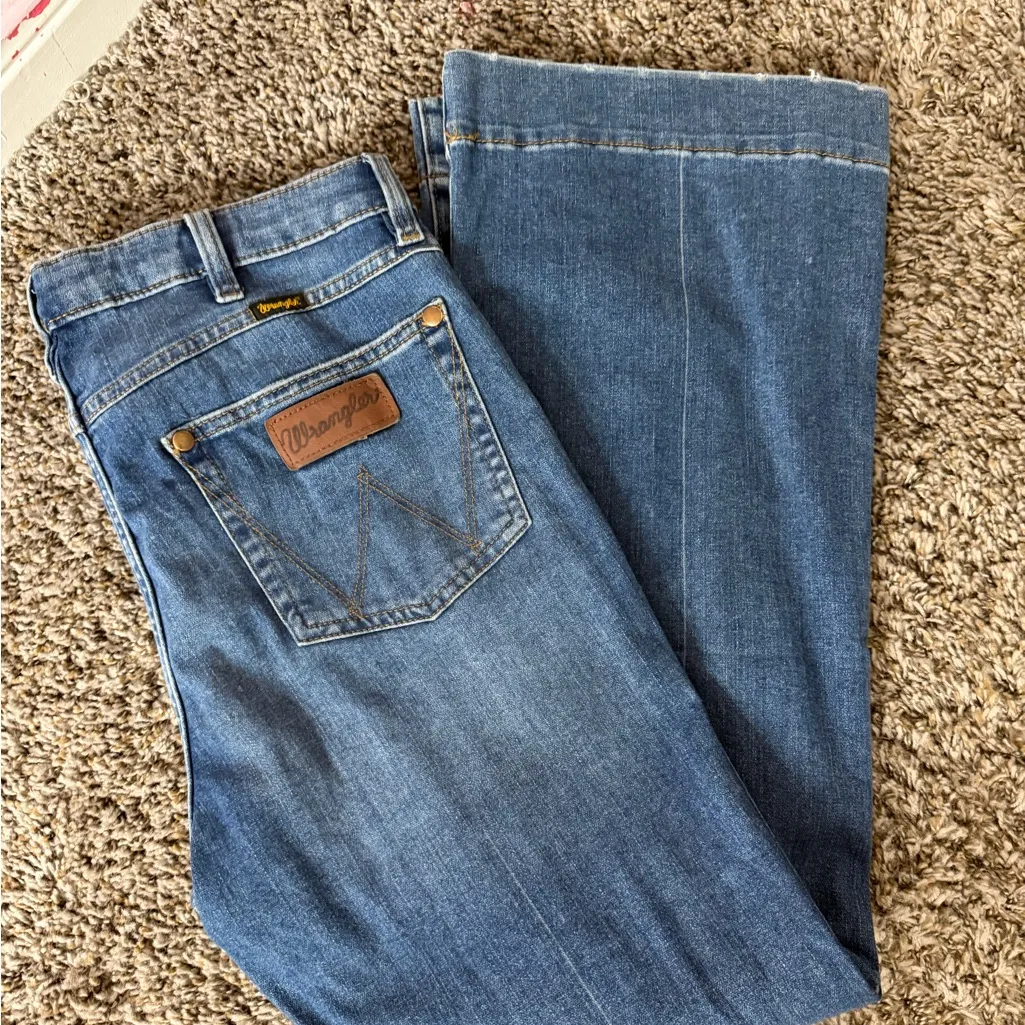 Wrangler Women's Flare Jeans in Denim Blue - Image 2