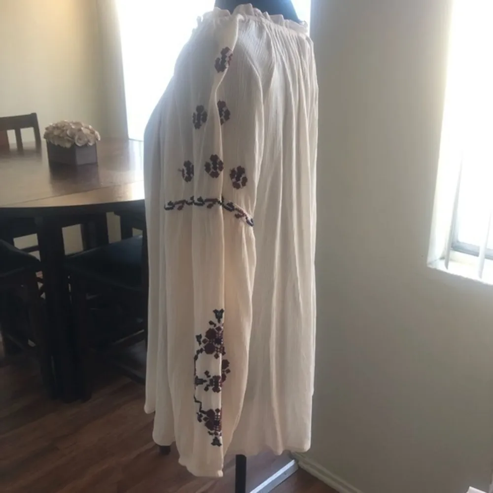 New Women’s Jonn Paul Richard Embroidered Blouse - Image 4