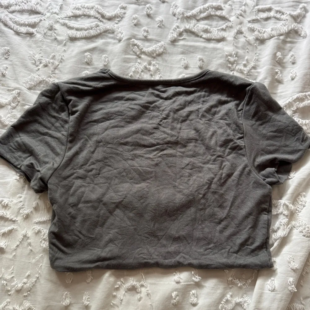 XS NEVER WORN LIGHT GRAY CROP TOP - Image 4