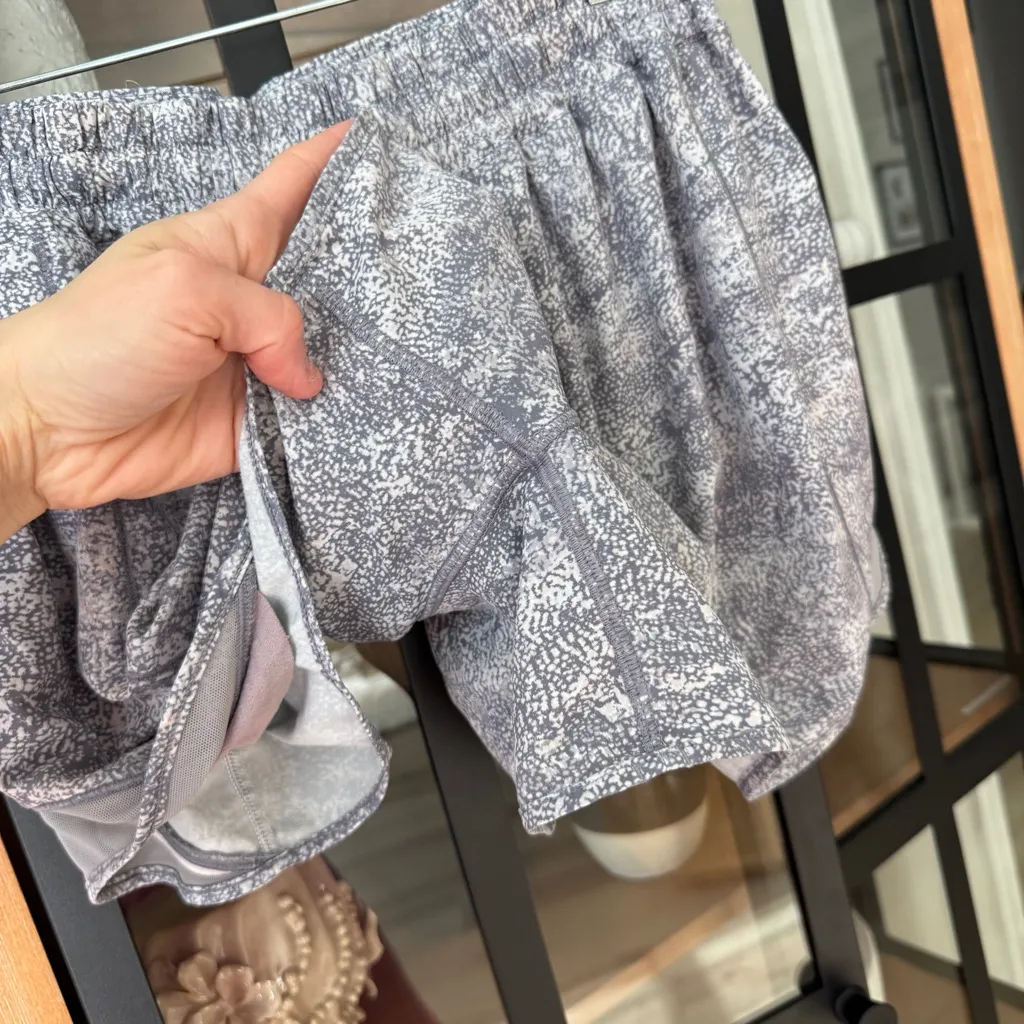 Lululemon Hotty Hot Shorts II Long 4" Frozen Vista Alpine Multi Arctic running - Image 7