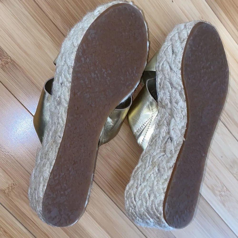 KORS Michael Kors Gold Leather Criss Cross Platform Wedge Espadrille Sandals 9.5 - Image 9