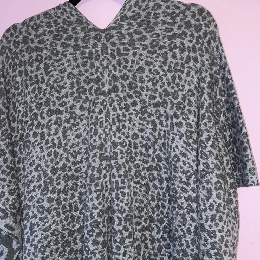 Chico's S/M Wool Blend Ruana Gray Leopard Print Kimono Cardigan Top - Image 7