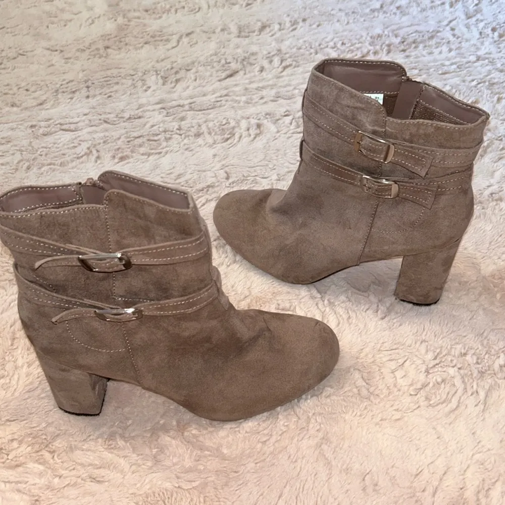 Size 9.5 Christian Siriano for Payless boots - Image 2