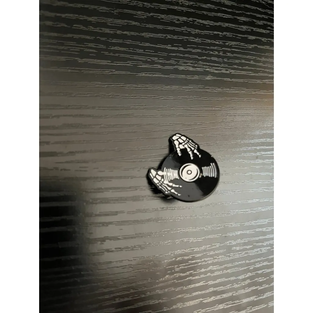 Enamel Pin skeleton hands record - Image 2