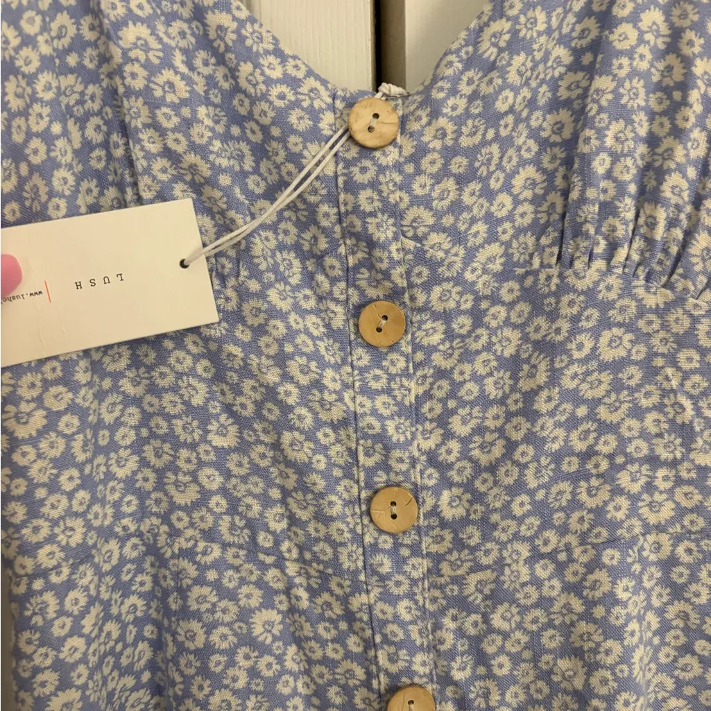 NWT 🎉 Lush brand periwinkle & white shorts romper. Size M - Image 4