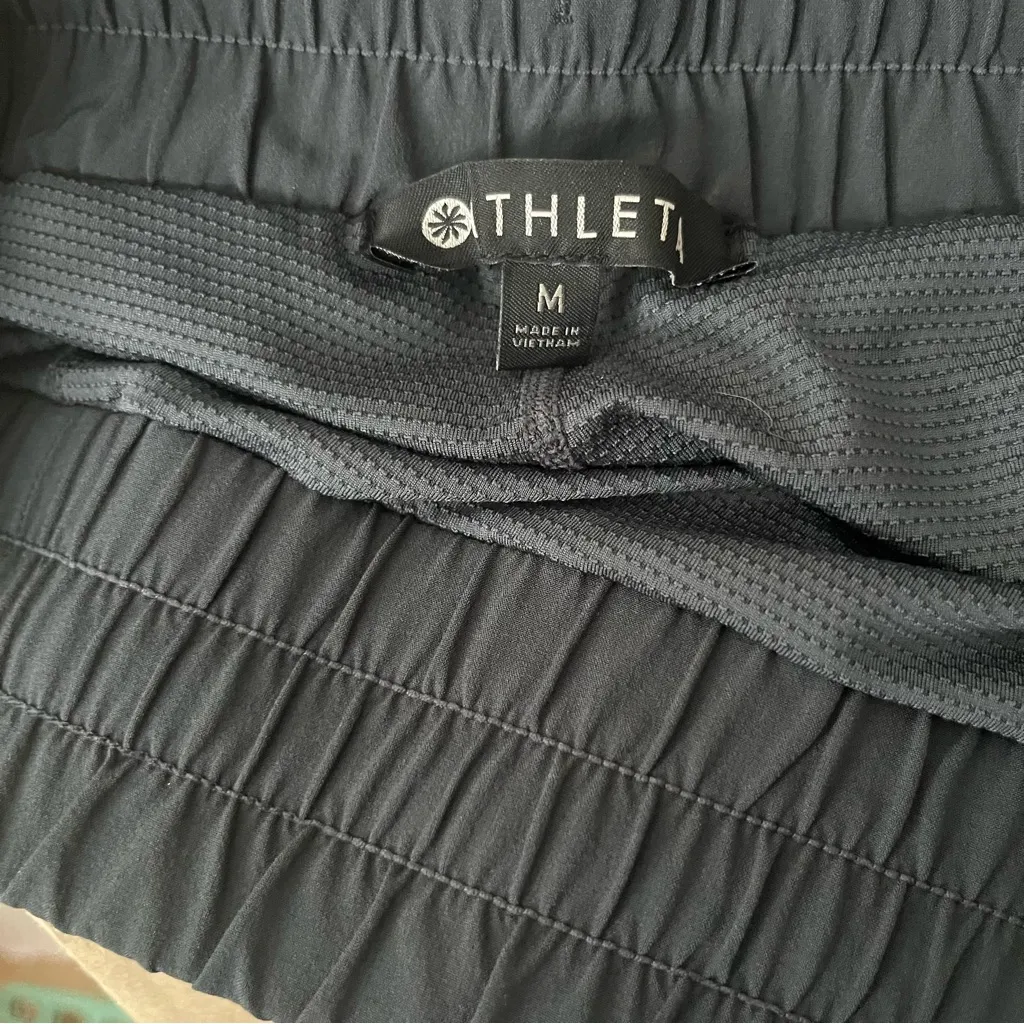 Athleta Excursion Hybrid Skort in a black and gray heathered pattern - Image 5