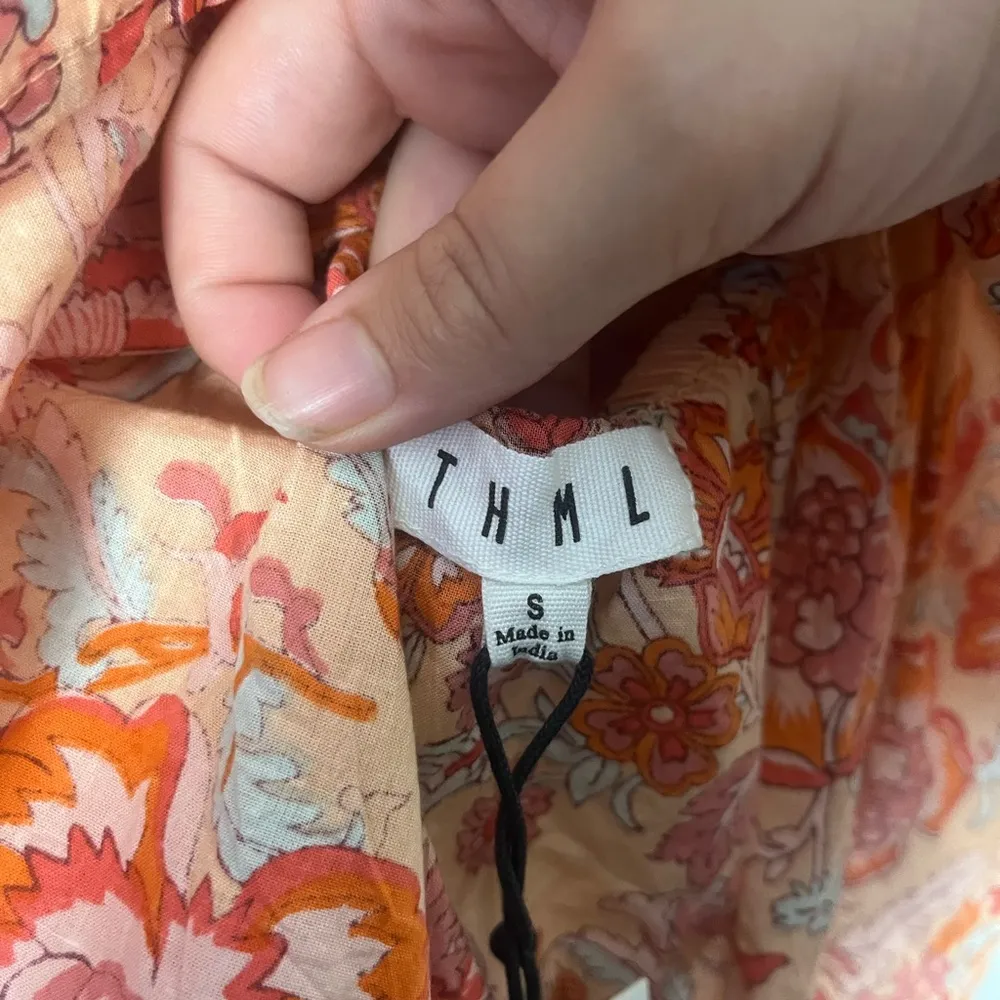 New THML floral puff sleeve pink orange peplum back tietop size small - Image 6