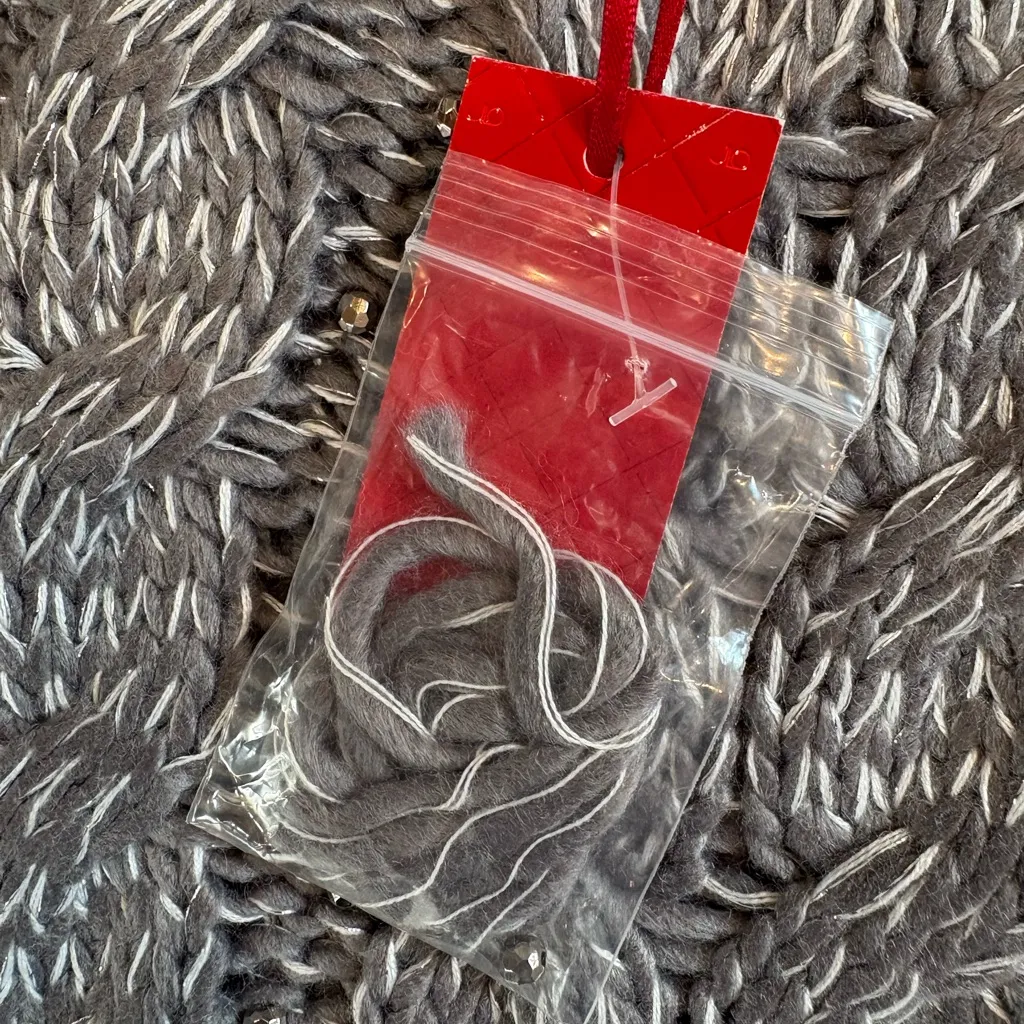 Jennifer Lopez Sparkly Chunky Cable Knit Sweater Gray Metallic Beaded Glam NWT! - Image 3