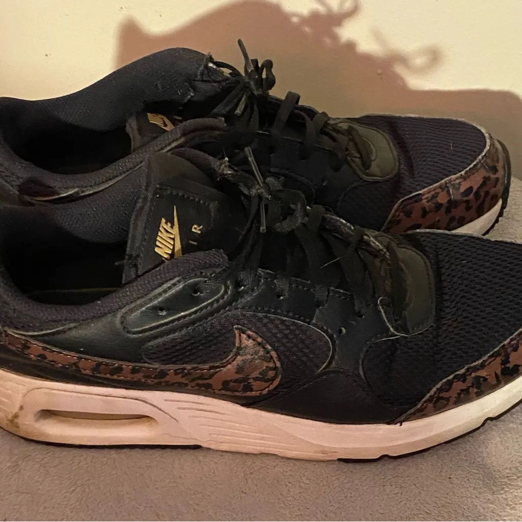 Nike Women's Black and Leopard Print Sneakers - Image 8