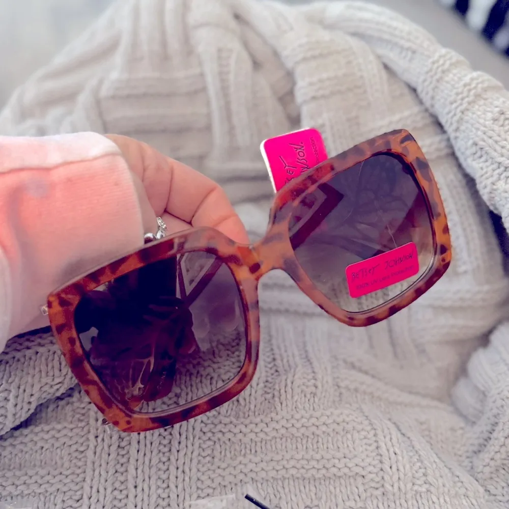 BETSEY JOHNSON Large Tortoise Square with Gold Temple Sunglasses - Image 4