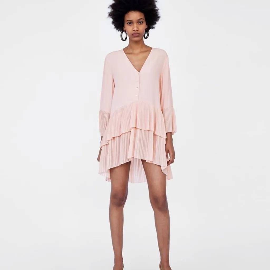 Zara NWOT Oversized Contrasting Tiered Pleated V-Neck Soft Pink Dress - Image 2