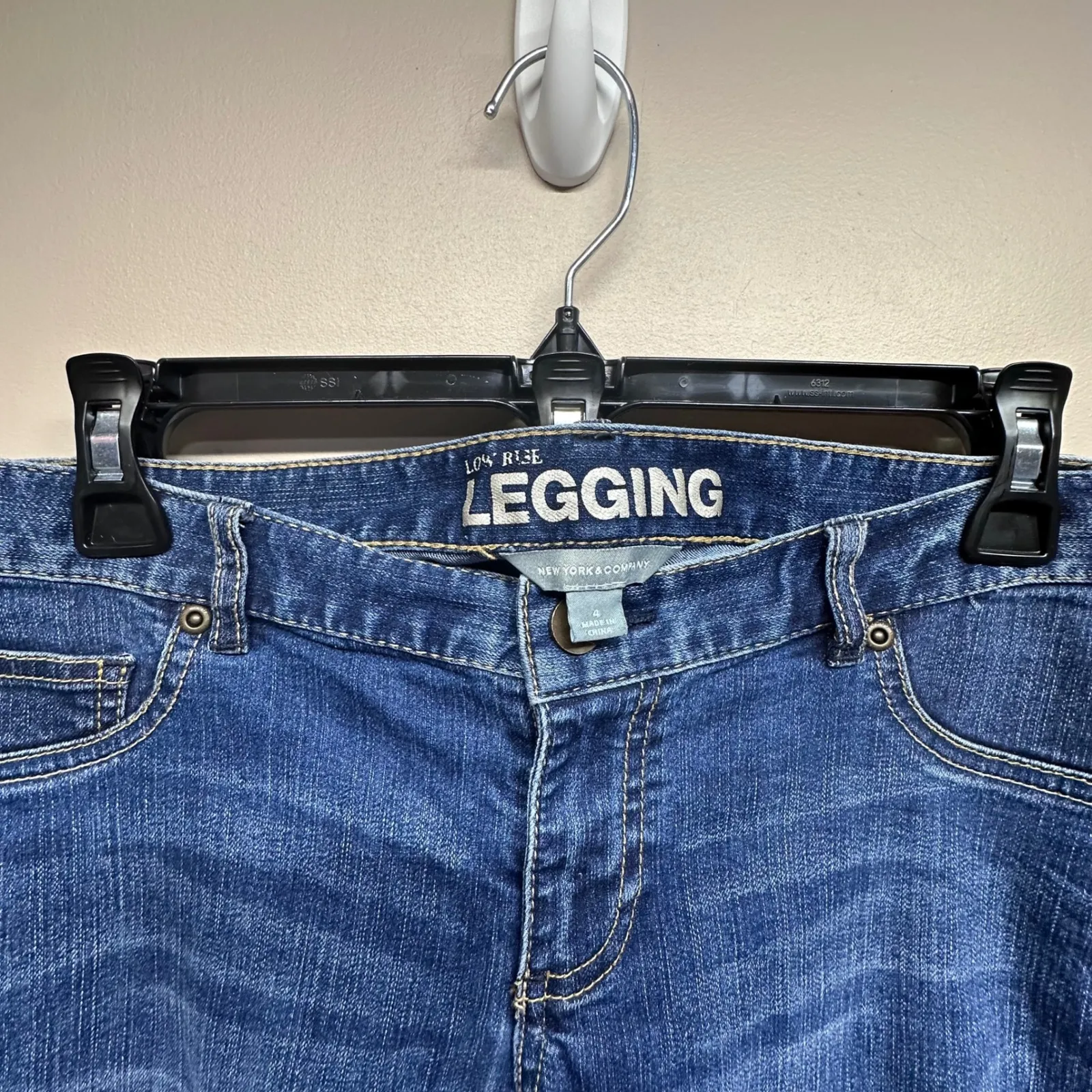 New York Company Size 4Low Rise Legging Jeans Blue Denim Stretch Whiskering - Image 3