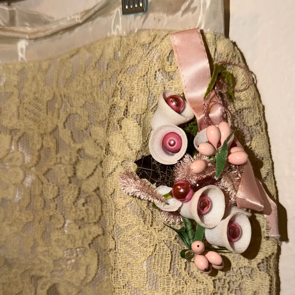 Vintage Elegant Lace Apron with Floral Accent Pink - Image 8