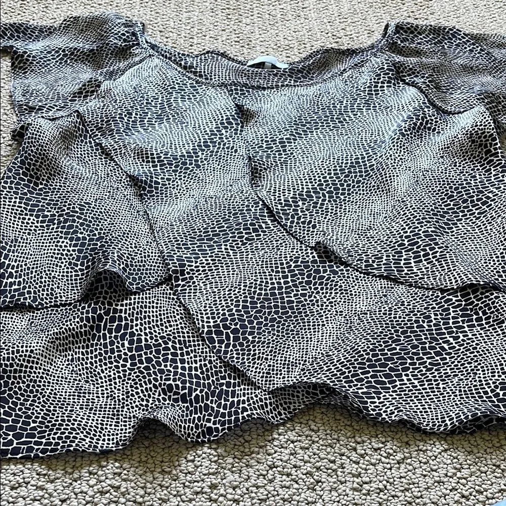 Violet & Claire Black and Gray Patterned Blouse - Image 3