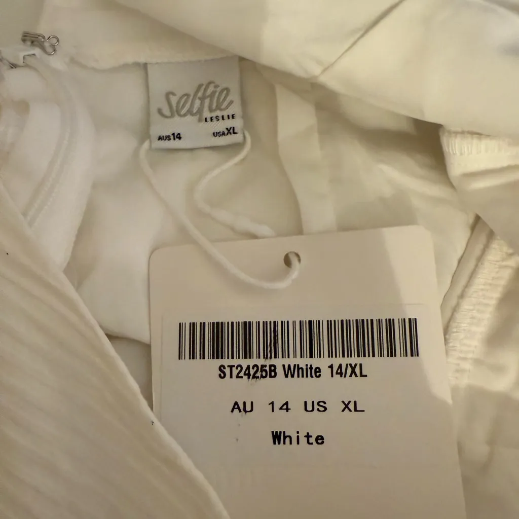 SELFIE‎ LESLIE
Corina Pleated Bust V-Back Dress White - Image 5