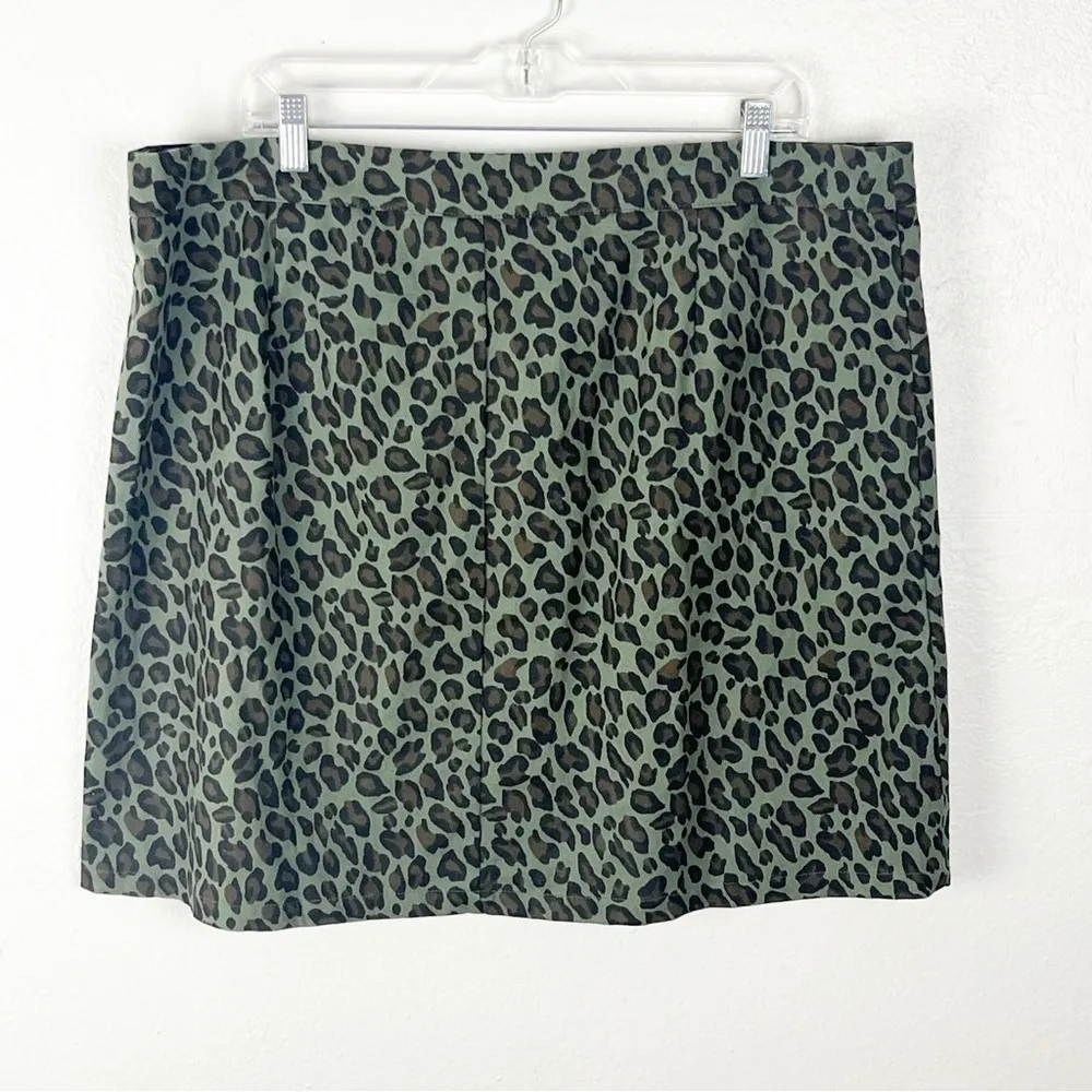 UMGEE Green Animal Print Front Flat Pockets Button Mini Skirt, Size 2XL - Image 2