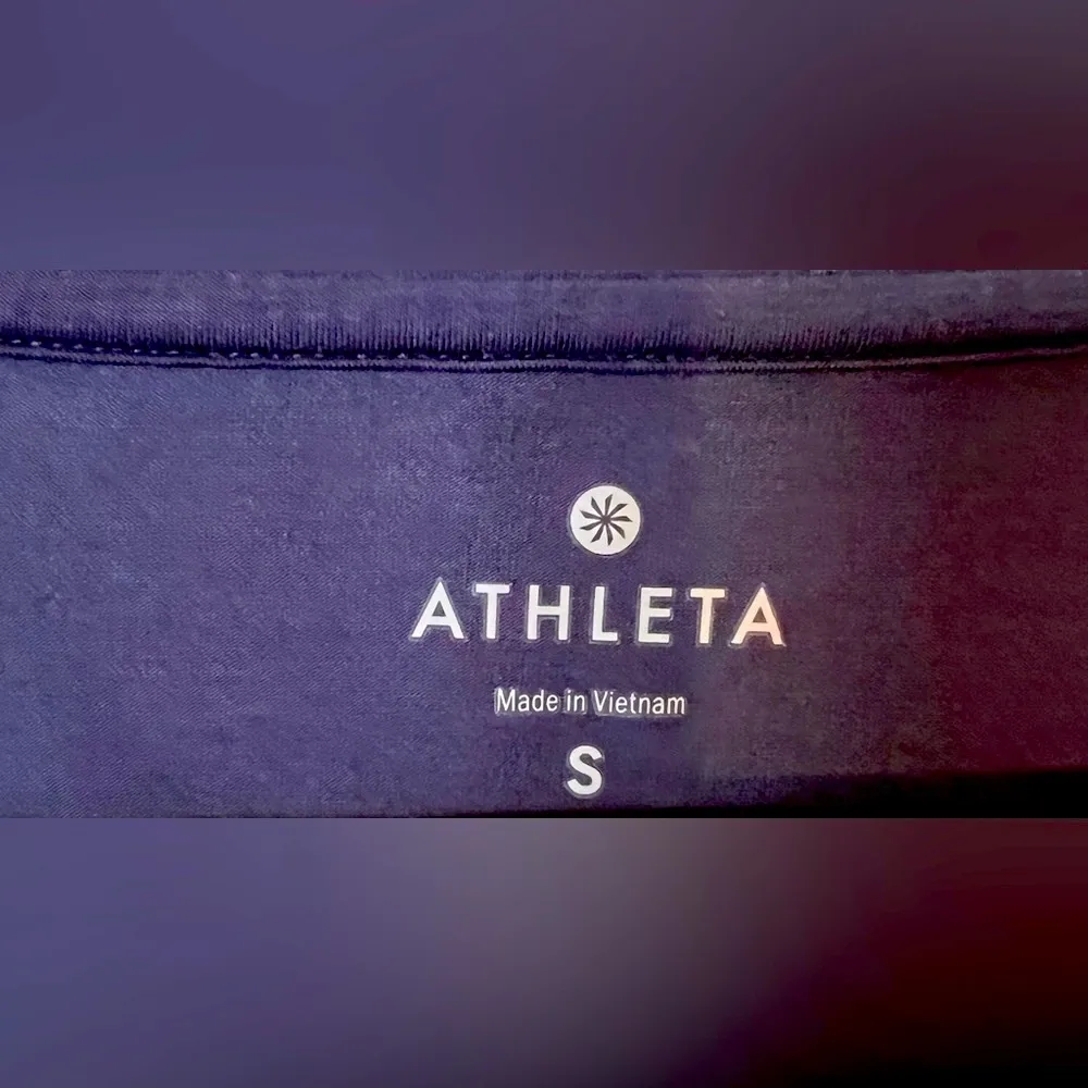 Athleta NWOT Open Back Tee Sz. Small - Image 3