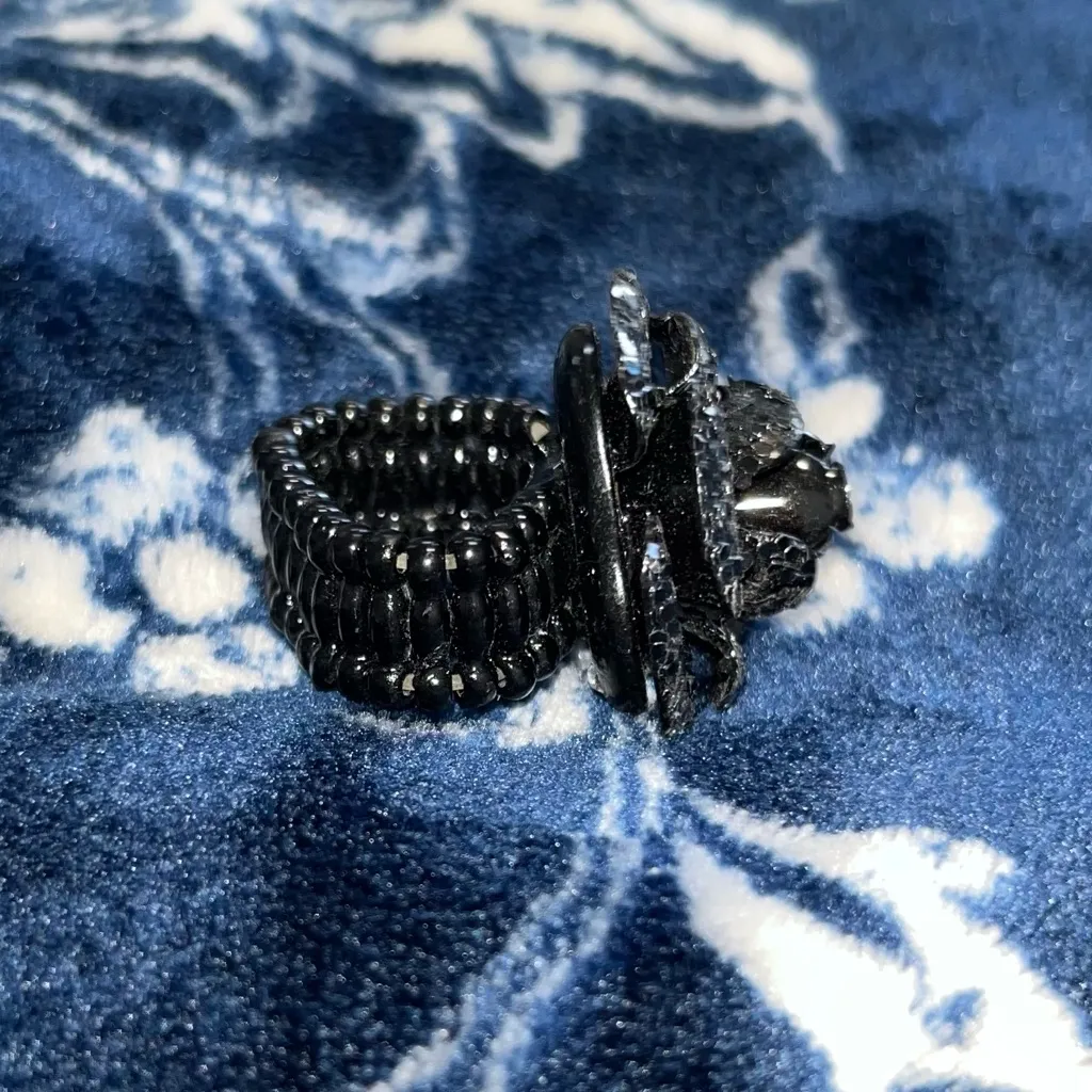 Vintage Sparkly Black Glitter Camellia Rose Stretch Ring - Image 8