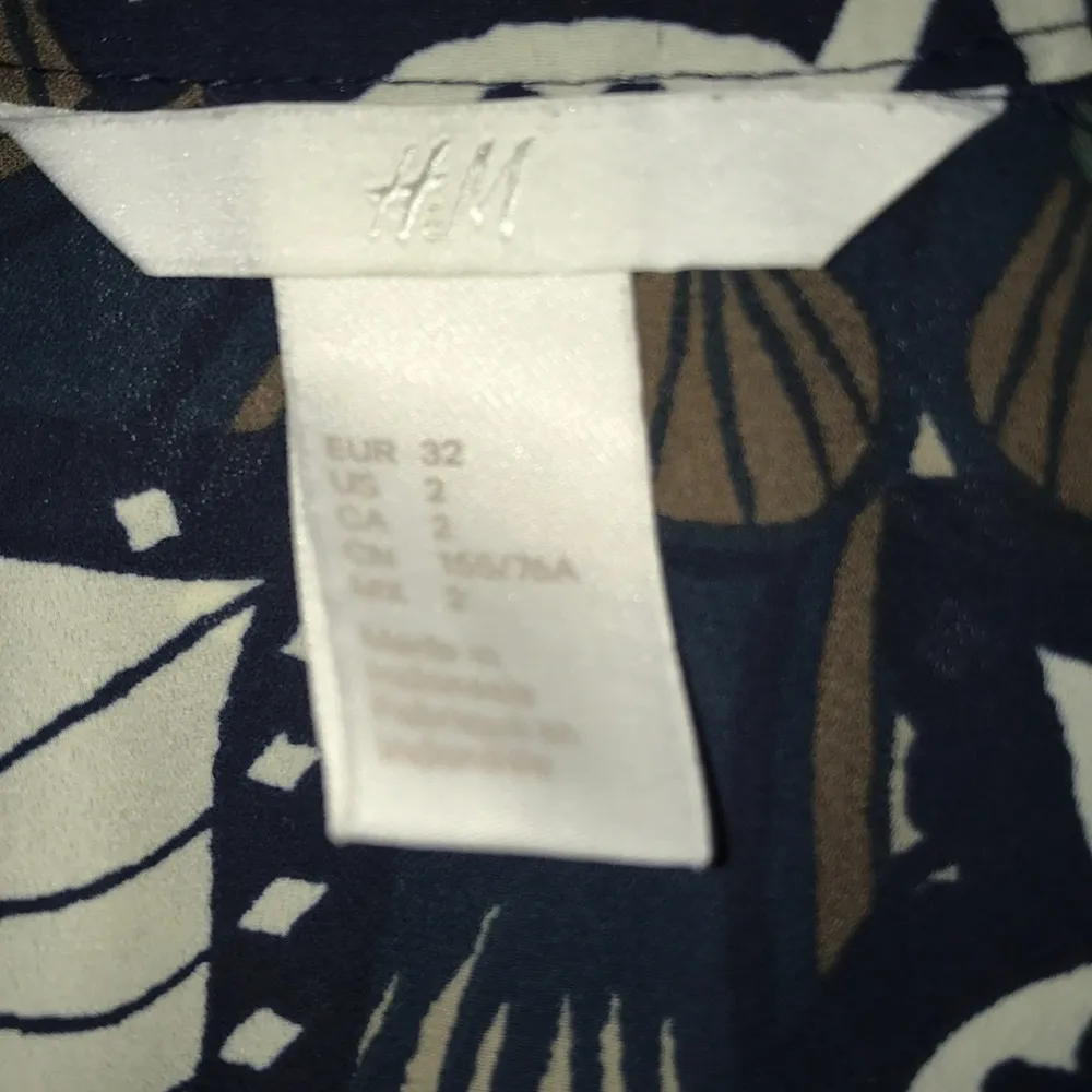 𝅺H&M long sleeve floral blouse hi low size L - Image 3