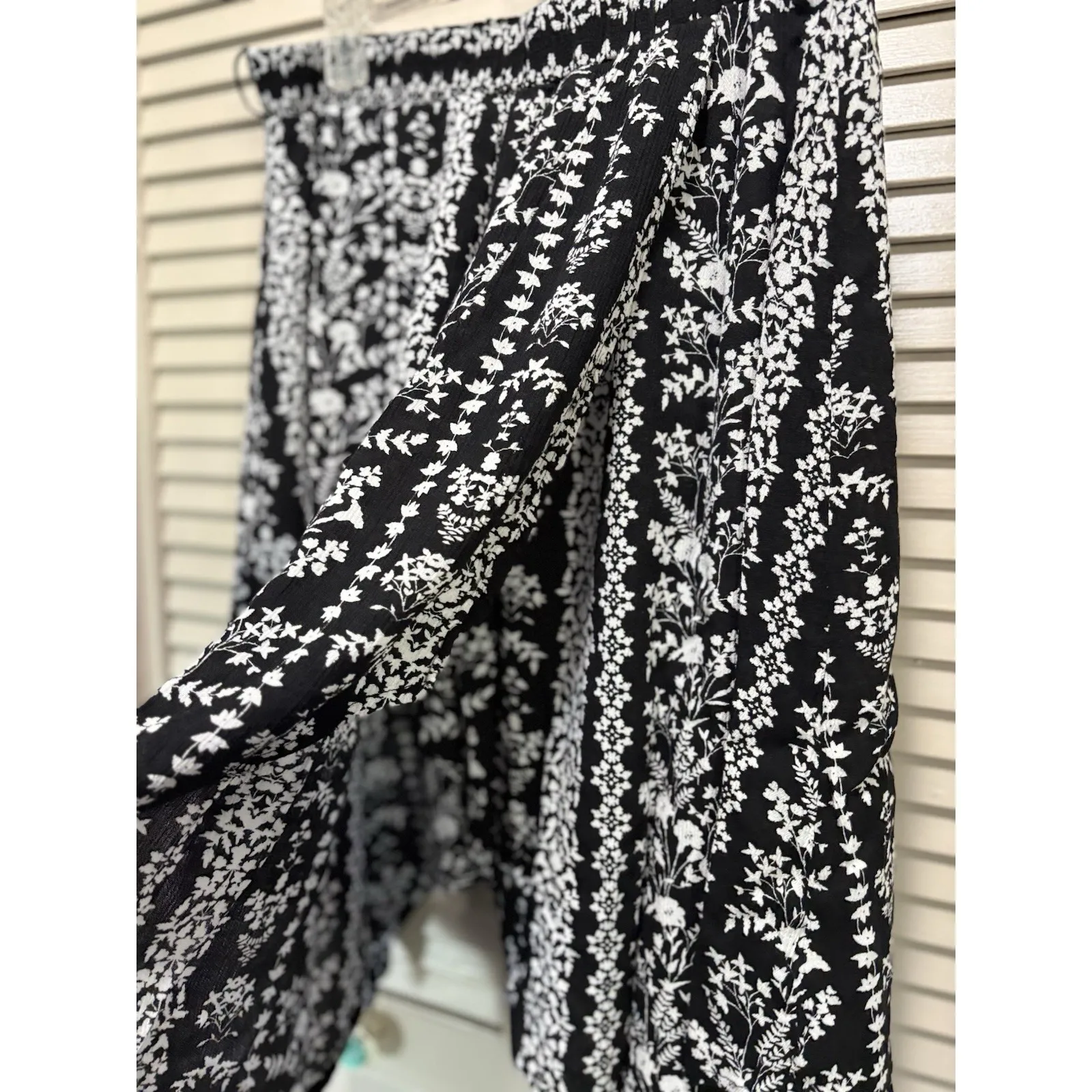 Faded Glory Black/White Floral Wrap Skirt Size L (12-14) Elastic Waist No Belt‎ - Image 2
