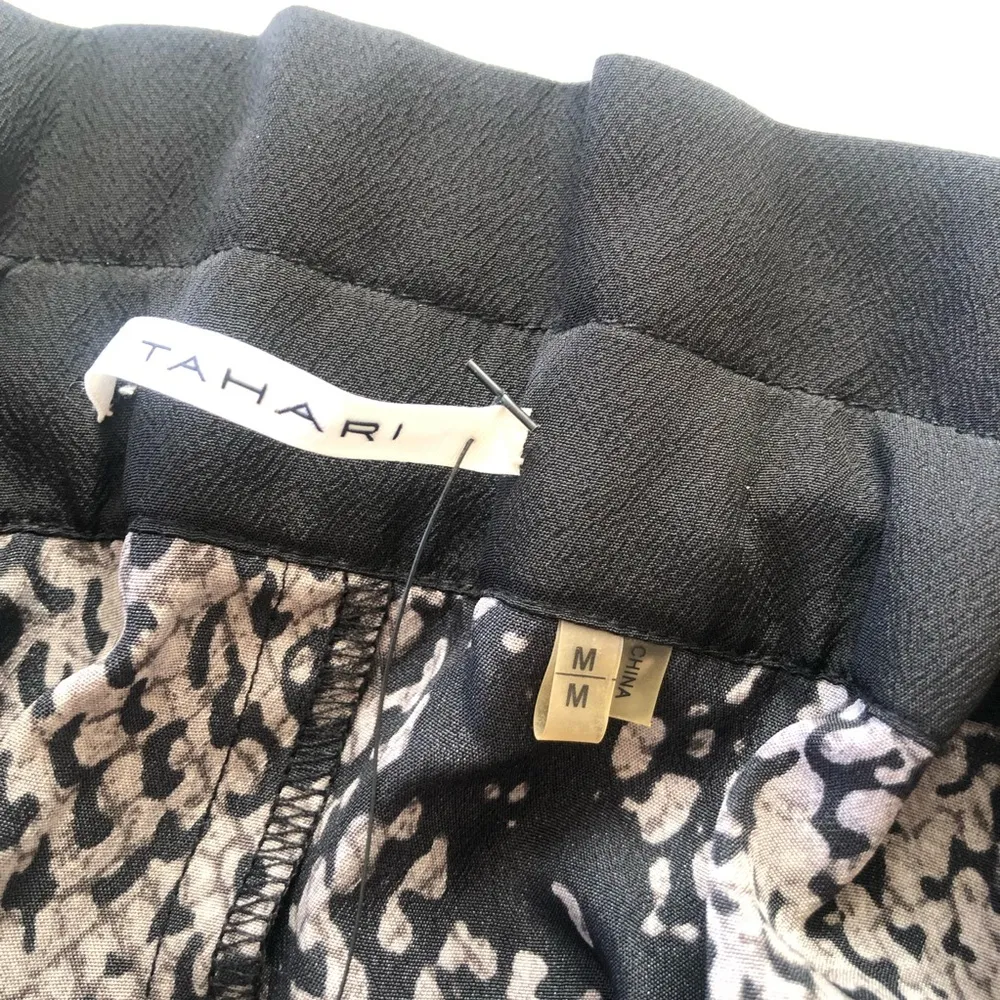 NWT TAHARI Marva Snake Print Top - Image 4