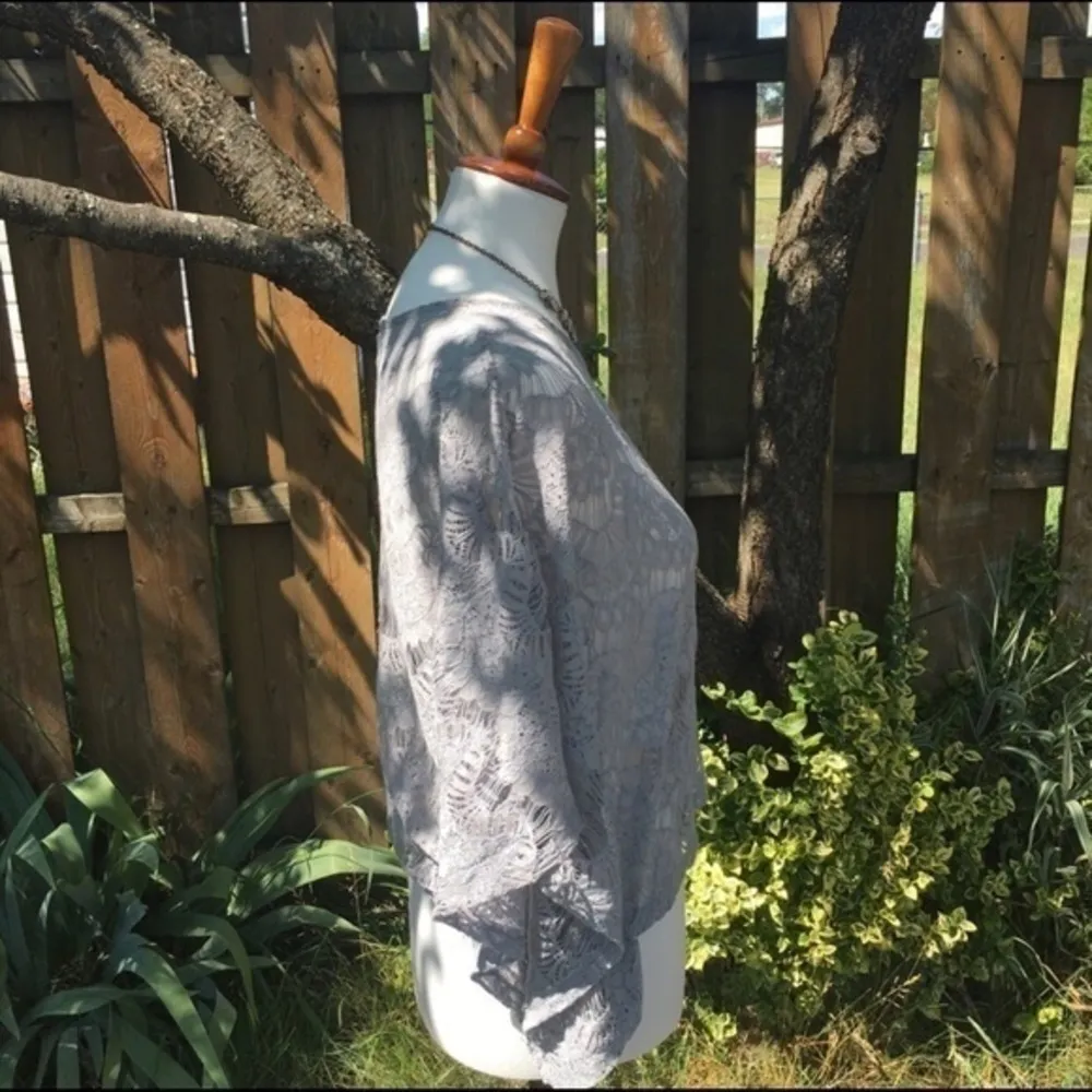 Womens Size‎ S Gray Floral Lace Batwing Blouse - Image 4