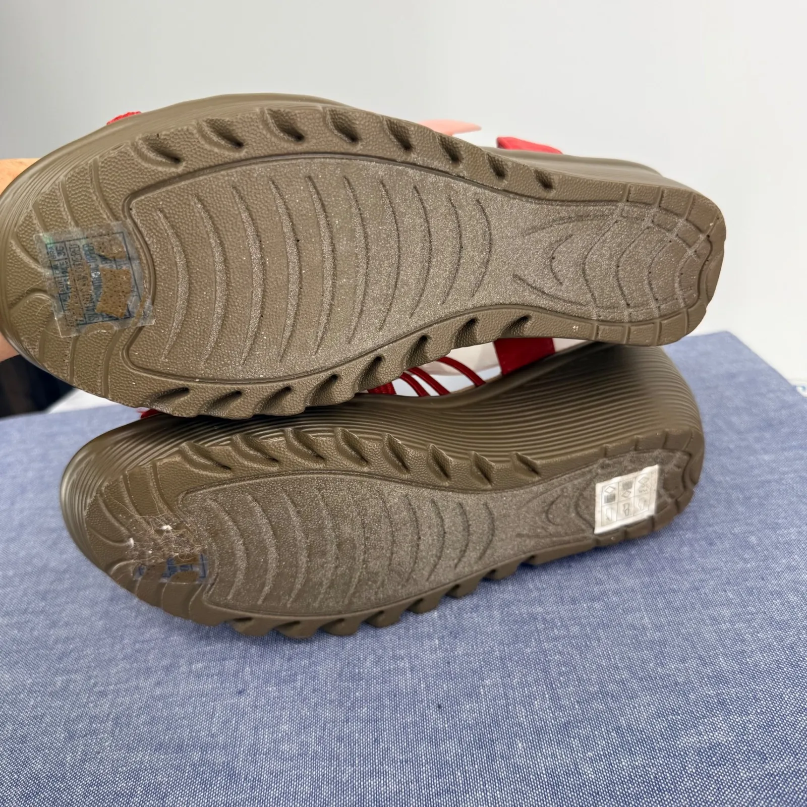Skechers Parallel Crossed Wires Women
7.5 Red Wedge Sandals Memory Foam Strappy - Image 5