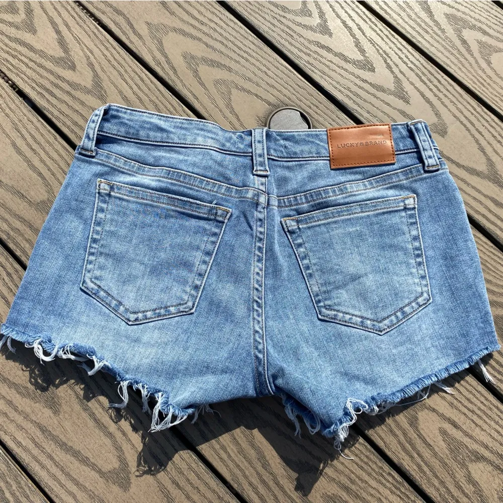 Lucy Brand low rise distressed short 8/29 medium wash cut offs denim - Image 3