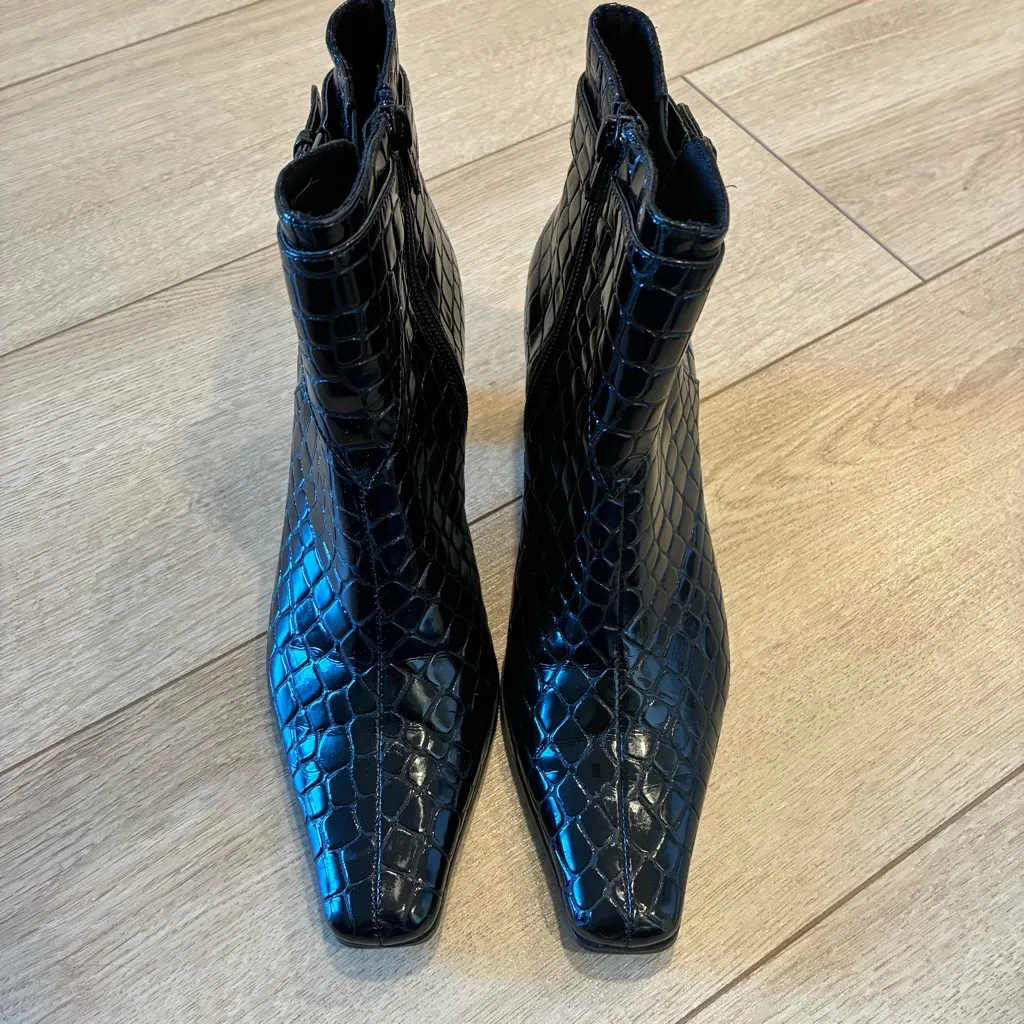 J. Renee Women’s Shayla Faux Vegan Leather Snakeskin Ankle Bootie Size 7.5 Black - Image 4