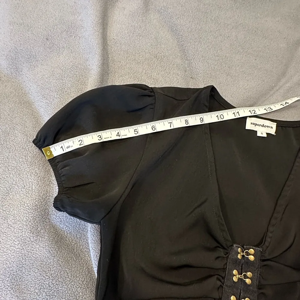 Women’s Charlie Crop Top in Black. Superdown Small. Metal Hook & Eye Puff Sleeve - Image 6