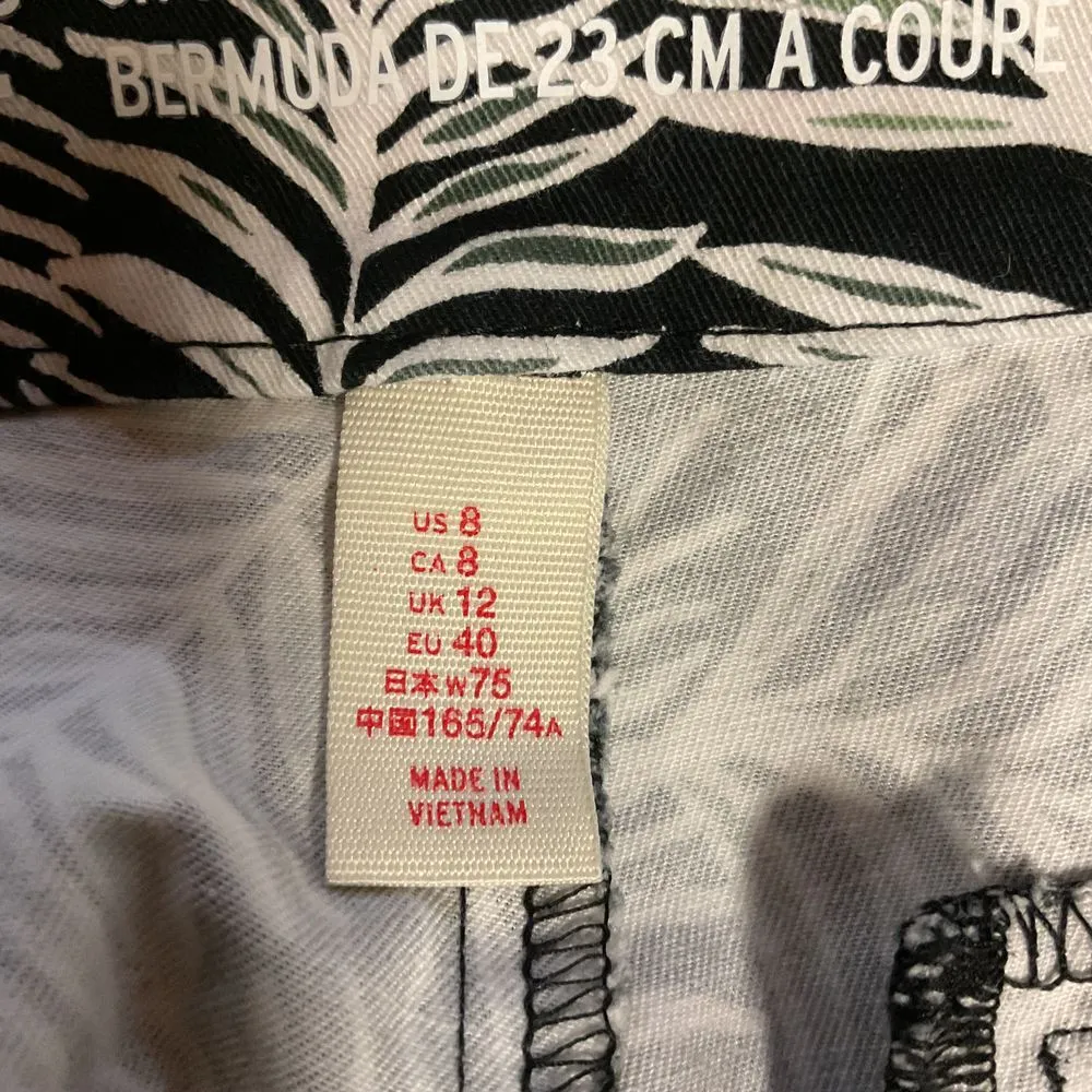 Khakis by Gap Women's New City 9" Bermuda Short Palm Print Black White Size 8 US - Image 10