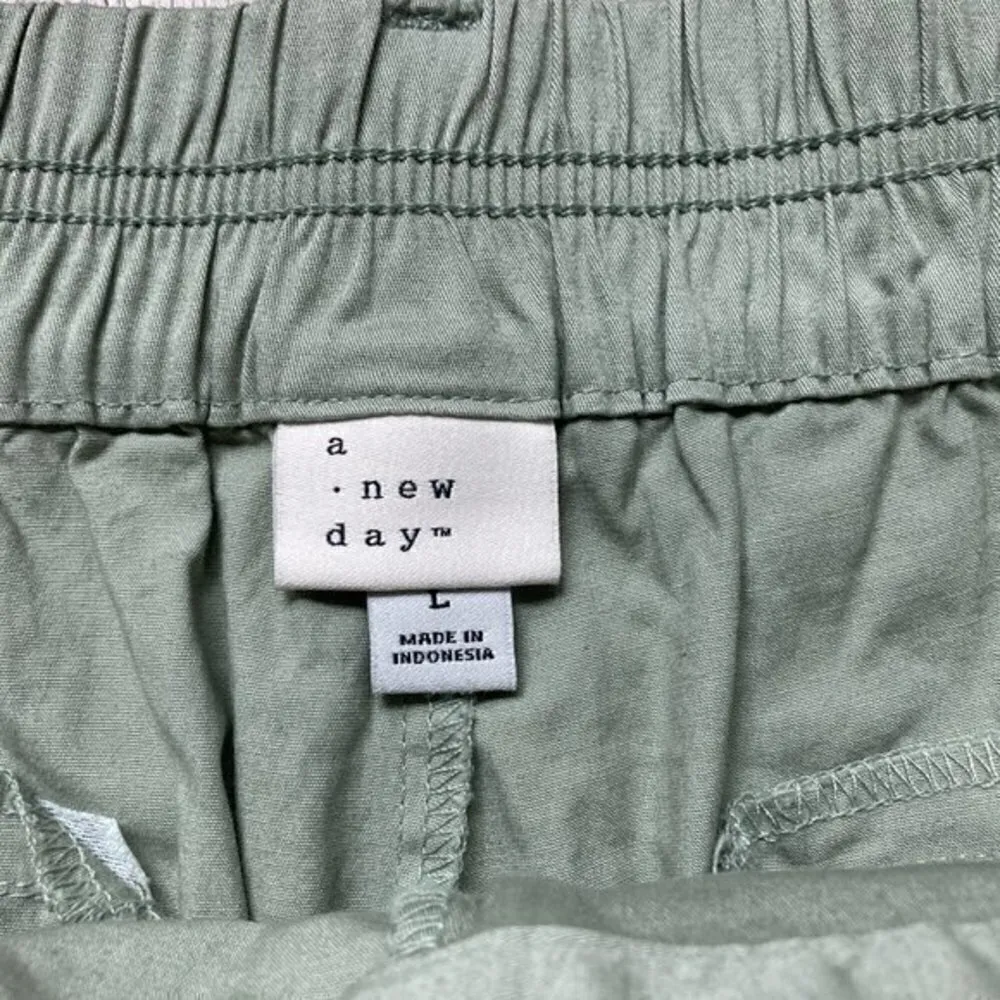 A New Day High Rise Pleated Utility Shorts Sage Green Size L NWT - Image 3