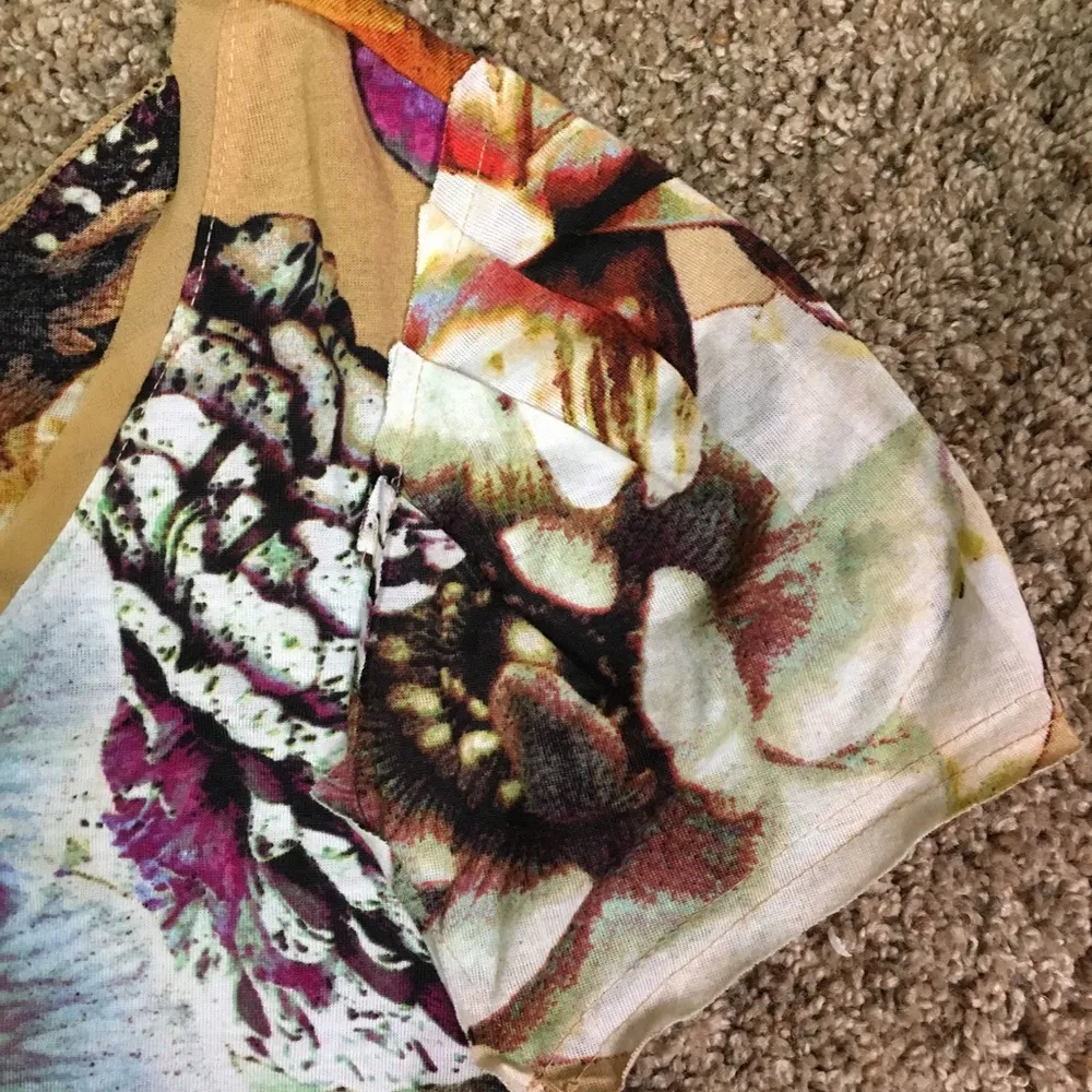 Simply Vera Floral V-neck shirt size Medium - Image 4