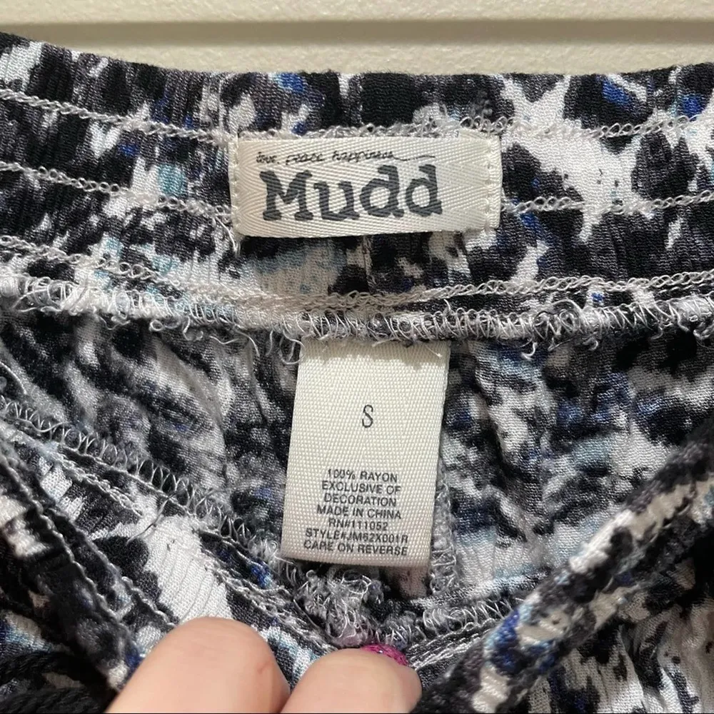 Mudd Printed Eyelet Lace Hem Shorts Black White Size Small - Image 5