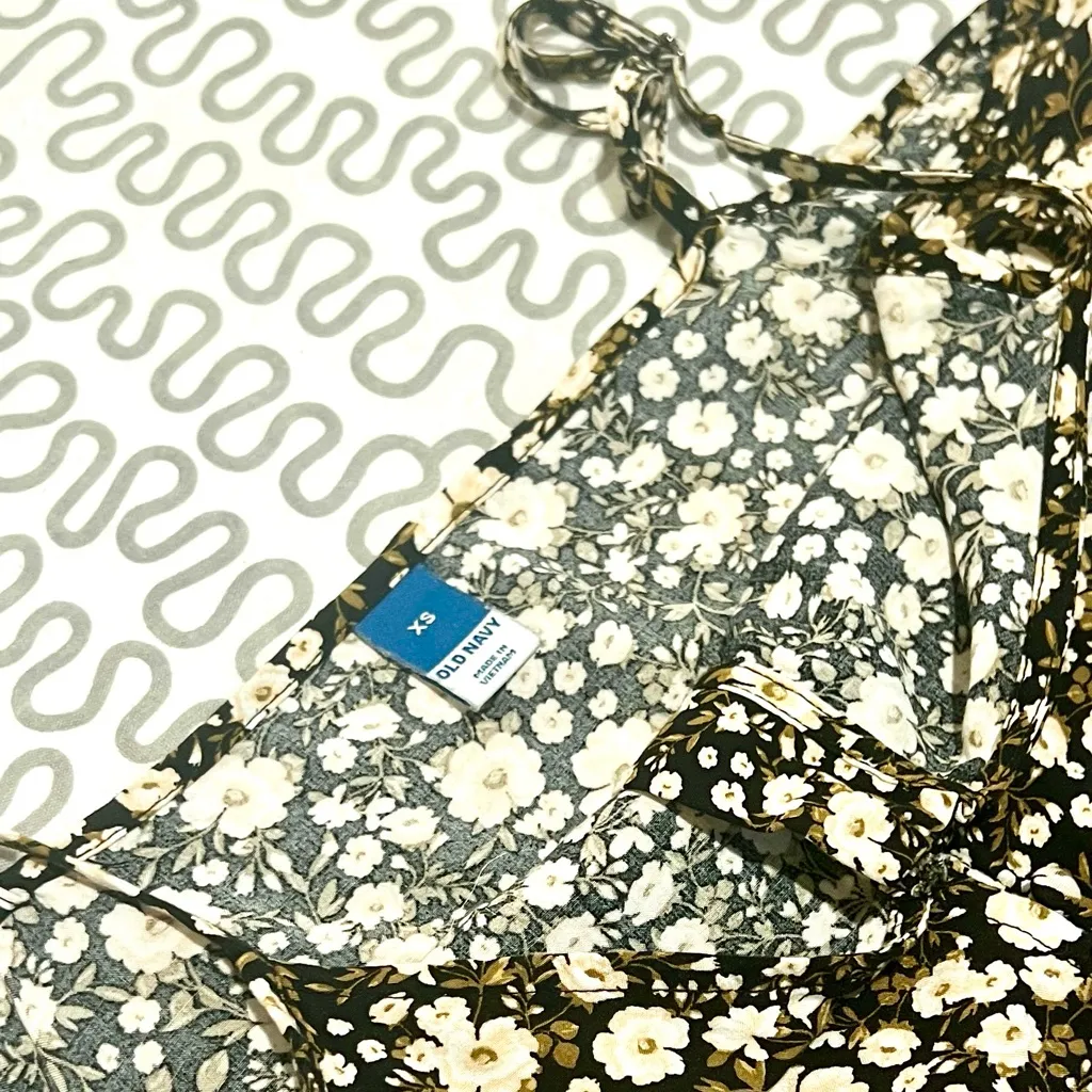 Old Navy Black and White Floral Camisole - Image 10