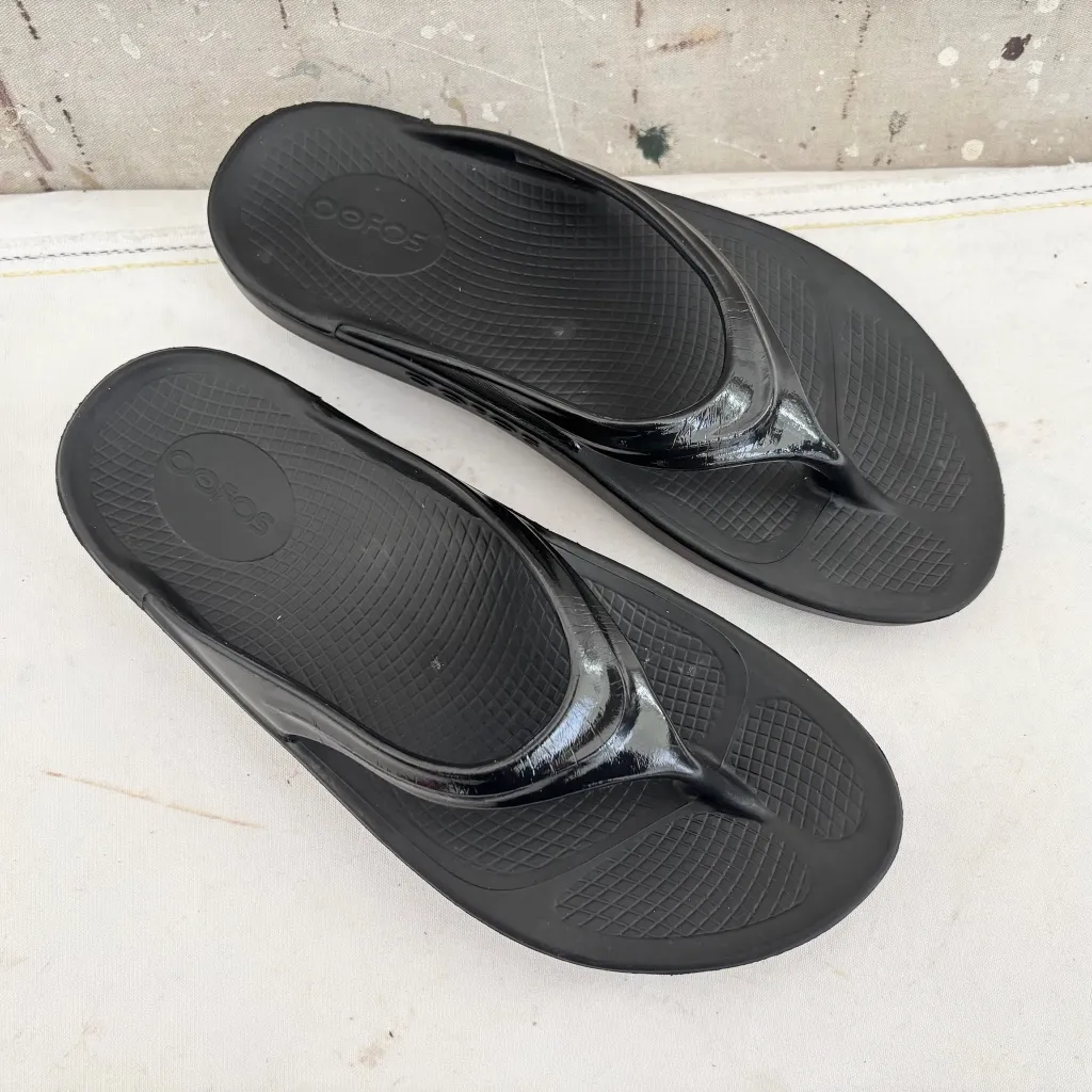 Oofos OOlala Recovery Black Sandal Size 9 - Image 2